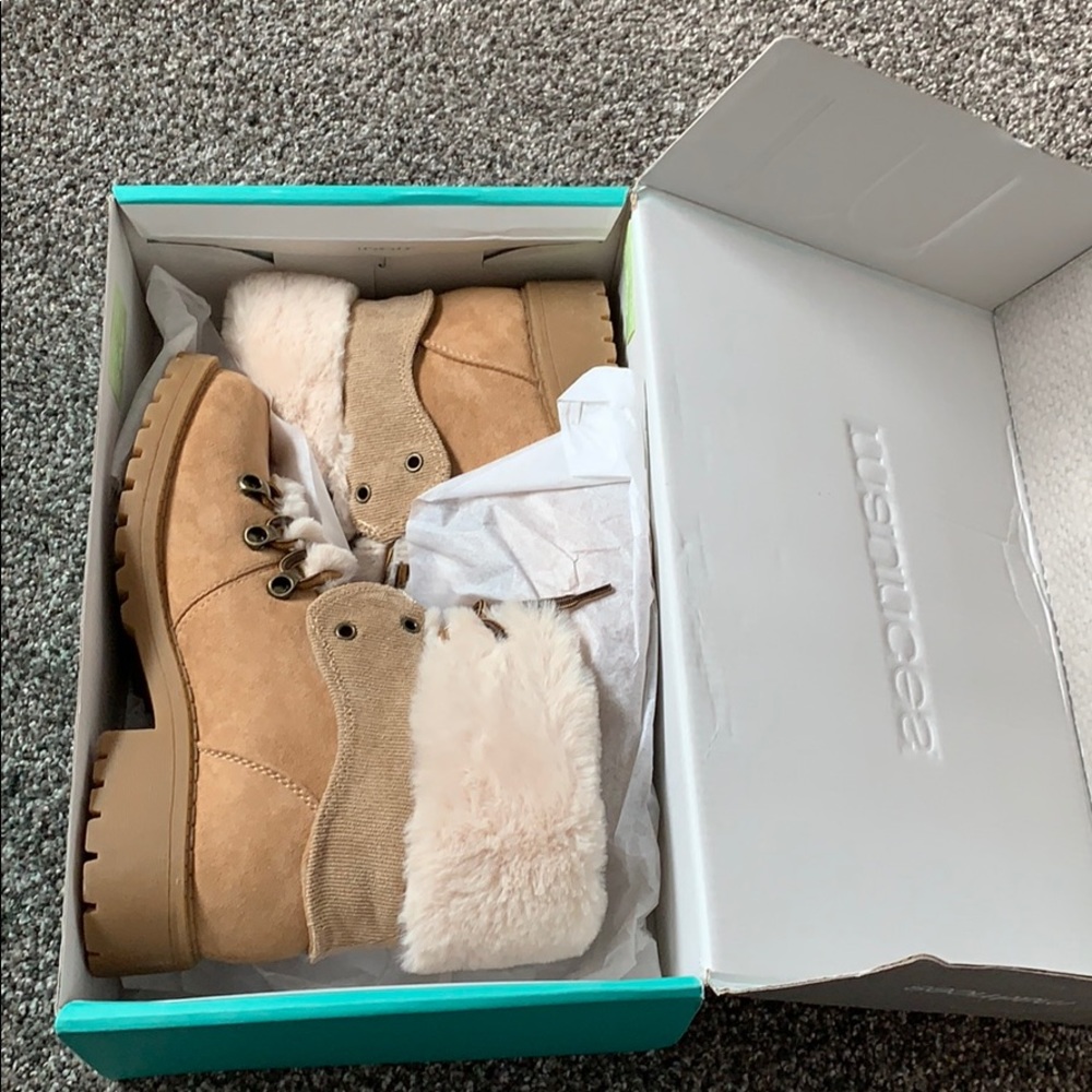 Maurice Boots size 8.5 brand new in box